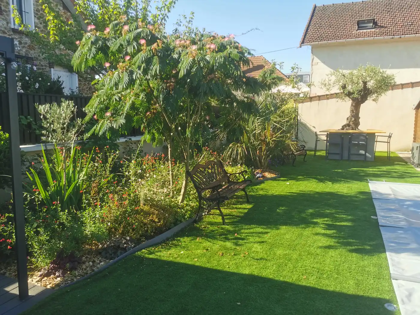 Création de jardin par LA PÉPI 95 : massif fleuri avec albizia et pelouse dans le Val-d'Oise